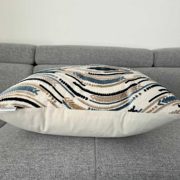 Meet your Posher, Lilia - Picture 2 of 2